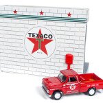 MODELO A ESCALA 1:64 Diorama - Resin Texaco Station with Diecast 1965 Chevrolet Pickup - Limited Edition - gasolinera