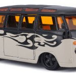 MODELO ESCALA 1/24 Harley-Davidson - Volkswagen Samba Van in Black and Grey with Harley-Davidson Graphics