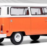 MODELO ESCALA 1/24 DE MICROBUS 1974 Volkswagen Type 2 Bus in Brilliant Orange - IXO AMERICA