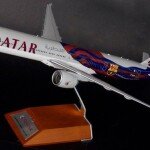 MODELO A ESCALA 1/200 BOEING 777-300ER QATAR AIRWAYS BARCELONA FC CON LICENCIA DE FABRICA