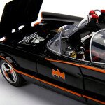 MODELO ESCALA 1:18 Metals - Hollywood Rides - Classic TV Series Batmobile with Working Lights
