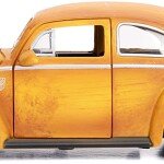 MODELO ESCALA 1:24  - Transformers Bumblebee - 1971 Volkswagen Beetle Bumblebee & Charlie