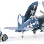 MODELO ESCALA 1/48 Vought F4U-1D Corsair® w/"Moto-Tug" fuerza aerea de El Salvador