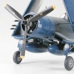 MODELO ESCALA 1/48 Vought F4U-1D Corsair® w/"Moto-Tug" fuerza aerea de El Salvador