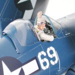 MODELO ESCALA 1/48 Vought F4U-1D Corsair® w/"Moto-Tug" fuerza aerea de El Salvador