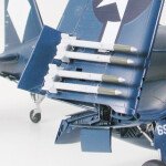 MODELO ESCALA 1/48 Vought F4U-1D Corsair® w/"Moto-Tug" fuerza aerea de El Salvador
