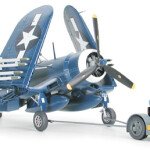 MODELO ESCALA 1/48 Vought F4U-1D Corsair® w/"Moto-Tug" fuerza aerea de El Salvador