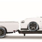 MODELO ESCALA 1/24 1973 Datsun 620 Pickup Truck in White with Flatbed Trailor Hauling a Nissan Skyline R34 GTR in White - Elite Transport Series