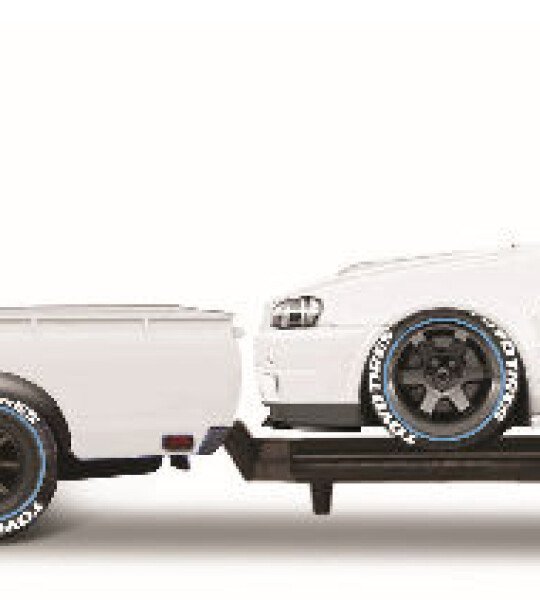 MODELO ESCALA 1/24 1973 Datsun 620 Pickup Truck in White with Flatbed Trailor Hauling a Nissan Skyline R34 GTR in White - Elite Transport Series