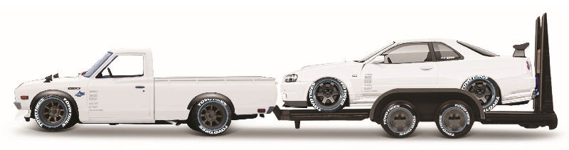 MODELO ESCALA 1/24 1973 Datsun 620 Pickup Truck in White with Flatbed Trailor Hauling a Nissan Skyline R34 GTR in White - Elite Transport Series