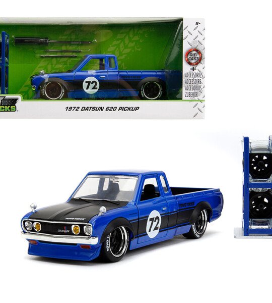 MODELO Jada 1:24 1972 Datsun 620 Pickup – Blue – Just Trucks with Rack and Wheels