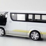 MODELO ESCALA 1:32 Scale White / Black  Diecast Toyota Hiace - MICROBUS