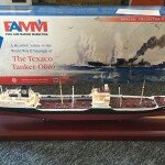 MODELO ORIGINAL A ESCALA 1/400 DE BARCO TANQUERO DE TEXACO 'OHIO' DE RESINA (ARMADO EN BASE DE MADERA Y PLACA DE BRONCE)