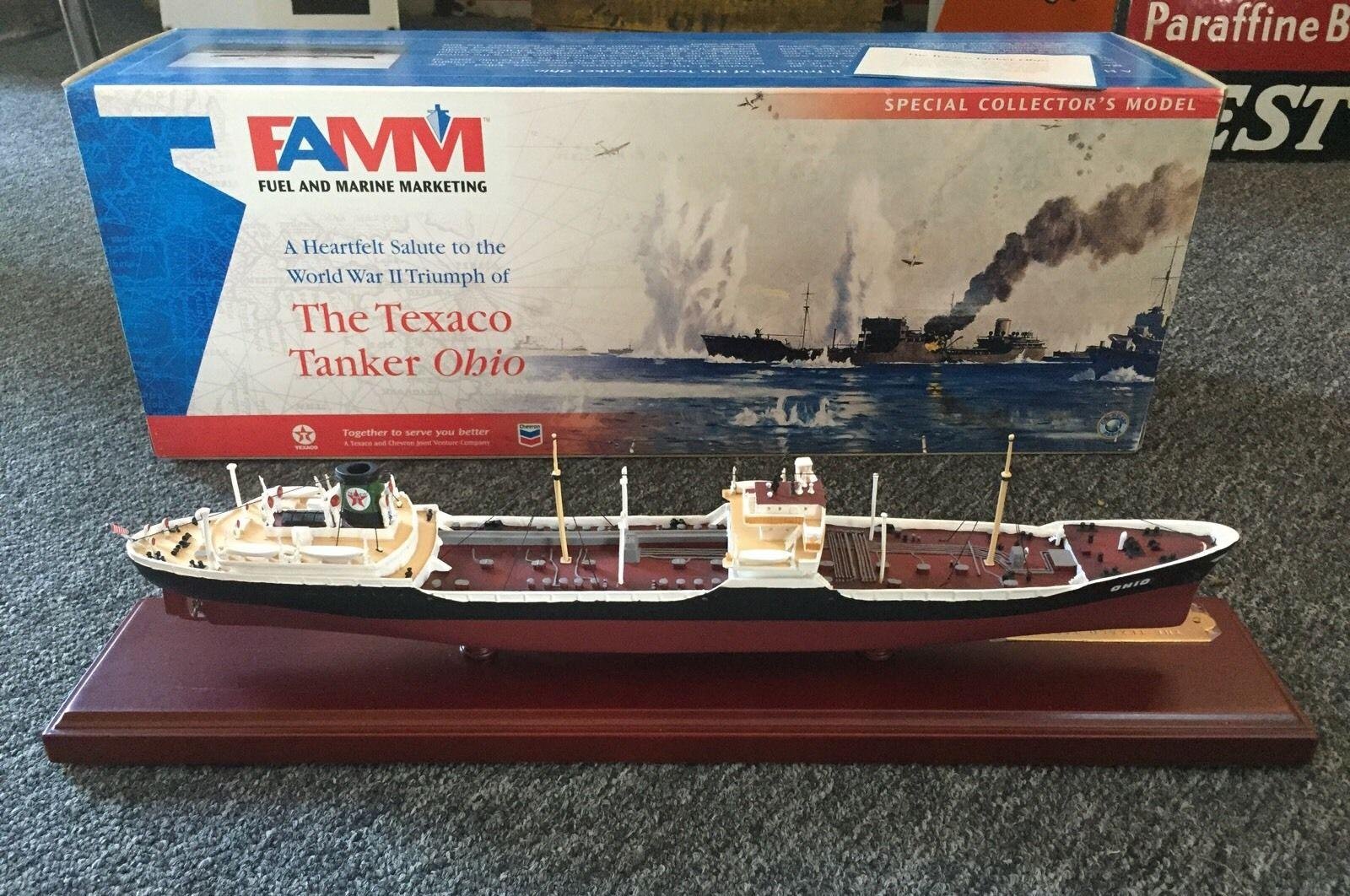 MODELO ORIGINAL A ESCALA 1/400 DE BARCO TANQUERO DE TEXACO 'OHIO' DE RESINA (ARMADO EN BASE DE MADERA Y PLACA DE BRONCE)
