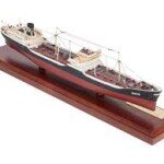 MODELO ORIGINAL A ESCALA 1/400 DE BARCO TANQUERO DE TEXACO 'OHIO' DE RESINA (ARMADO EN BASE DE MADERA Y PLACA DE BRONCE)