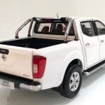 MODELO ESCALA 1/18 Dealer Edition Nissan Frontier, Navara Pickup Truck (White) Diecast Car Model