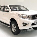 MODELO ESCALA 1/18 Dealer Edition Nissan Frontier, Navara Pickup Truck (White) Diecast Car Model