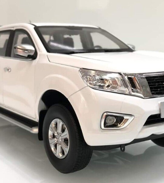 MODELO ESCALA 1/18 Dealer Edition Nissan Frontier, Navara Pickup Truck (White) Diecast Car Model