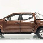 MODELO ESCALA 1/18 Dealer Edition Nissan Frontier, Navara Pickup Truck (Brown) Diecast Car Model