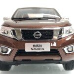MODELO ESCALA 1/18 Dealer Edition Nissan Frontier, Navara Pickup Truck (Brown) Diecast Car Model
