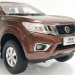 MODELO ESCALA 1/18 Dealer Edition Nissan Frontier, Navara Pickup Truck (Brown) Diecast Car Model