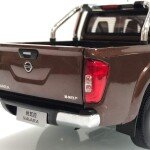 MODELO ESCALA 1/18 Dealer Edition Nissan Frontier, Navara Pickup Truck (Brown) Diecast Car Model