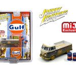 Johnny Lightning 1:64 1965 Volkswagen Type 2 Transporter GULF With 2 GULF Barrels Limited 4,800 Pieces – Mijo Exclusives MICROBUS