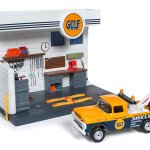 MODELO ESCALA 1/64 DIORAMA DE GASOLINERA GULF OIL COMPANY CON PICKUP