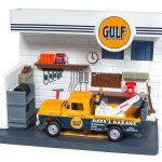 MODELO ESCALA 1/64 DIORAMA DE GASOLINERA GULF OIL COMPANY CON PICKUP