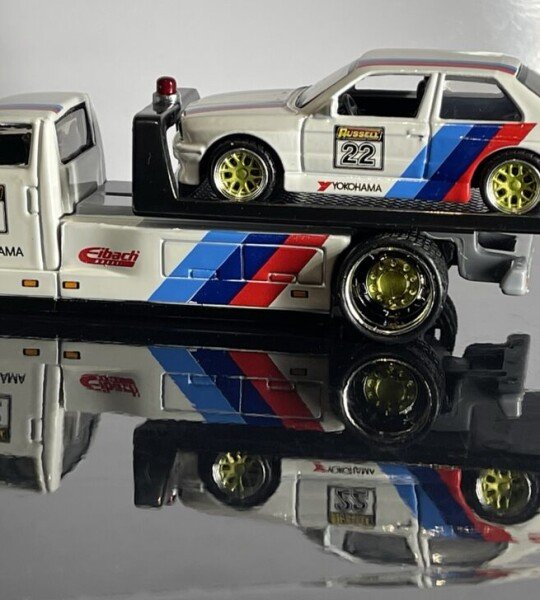 MODELO ESCALA 1:64 Maisto Flatbed With 1988 BMW M3 E30 – Design Elite Transport = GRUA Y AUTO