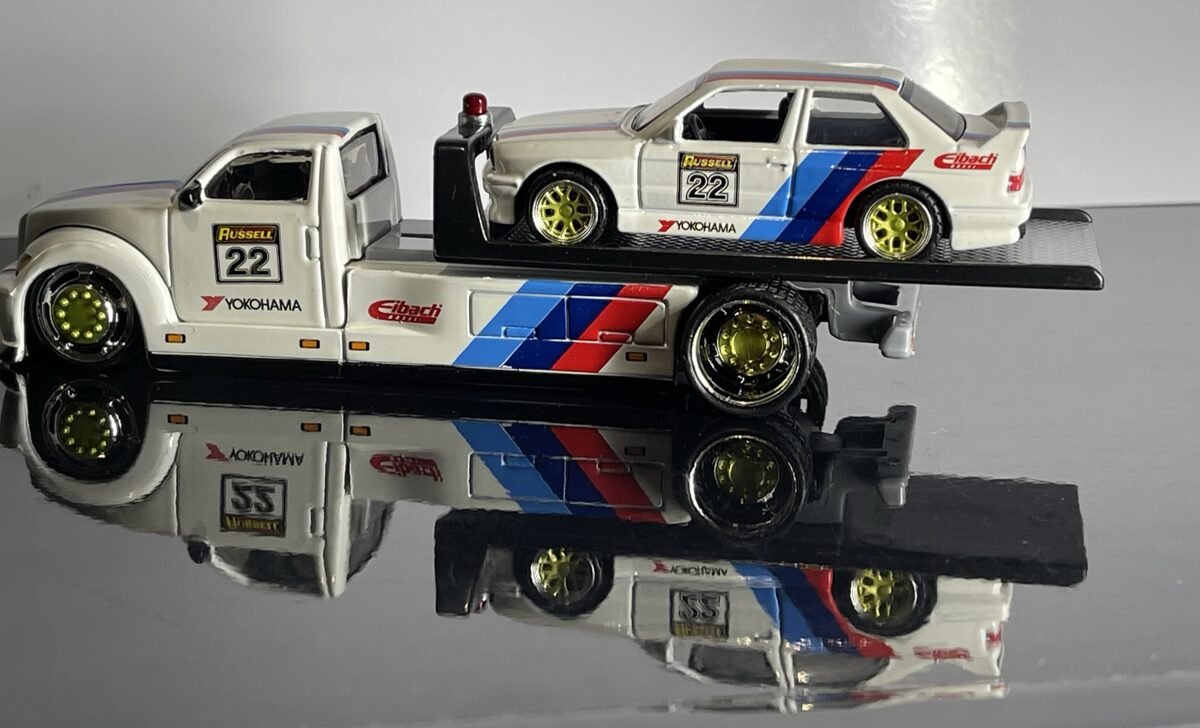 MODELO ESCALA 1:64 Maisto Flatbed With 1988 BMW M3 E30 – Design Elite Transport = GRUA Y AUTO