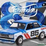 MODELO ESCALA 1:64 1972 Datsun 510 #85 Brock Racing Enterprises (BRE)