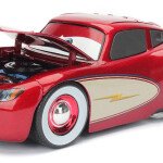 JADA ESCALA 1/24 Cruising Lightning McQueen with Extra Lightyear Tire Rack Cars (2006) DISNEY