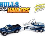 MODELO Johnny Lightning 1:64 Hulls & Haulers 1985 Toyota SR5 Pickup w/Malibu Speed Boat Trailer – Blue