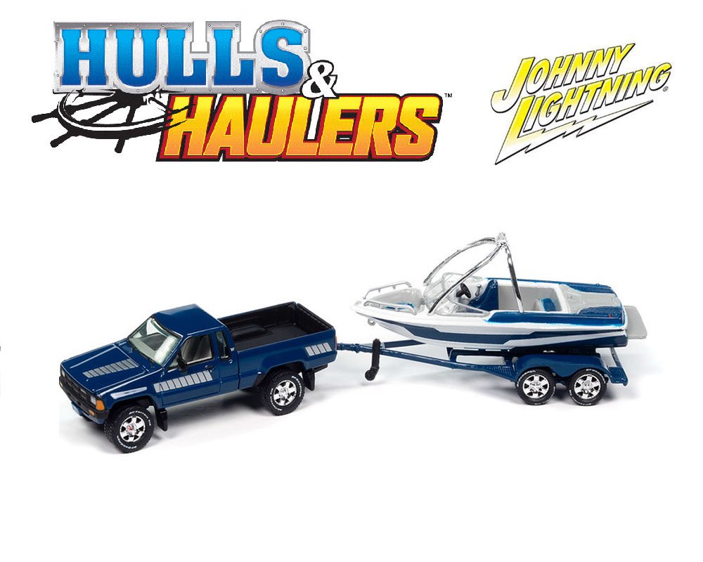 MODELO Johnny Lightning 1:64 Hulls & Haulers 1985 Toyota SR5 Pickup w/Malibu Speed Boat Trailer – Blue
