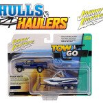 MODELO Johnny Lightning 1:64 Hulls & Haulers 1985 Toyota SR5 Pickup w/Malibu Speed Boat Trailer – Blue