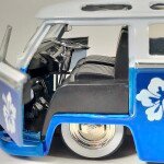 MODELO ESCALA  1:24 1962 Volkswagen T1 Bus with Stitch Figure and Surfboard – Lilo & Stitch – Hollywood Rides