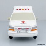 ICONIC REPLICAS ESCAL A1/64 American Red Cross Disaster Relief Unit - Chevrolet Ambulancia CRUZ ROJA
