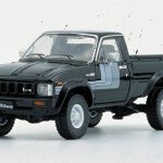 MODELO ESCALA 1:64 1984 Toyota Hilux – Single Cab Yellow