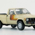 MODELO ESCALA 1:64 1984 Toyota Hilux – Single Cab Yellow