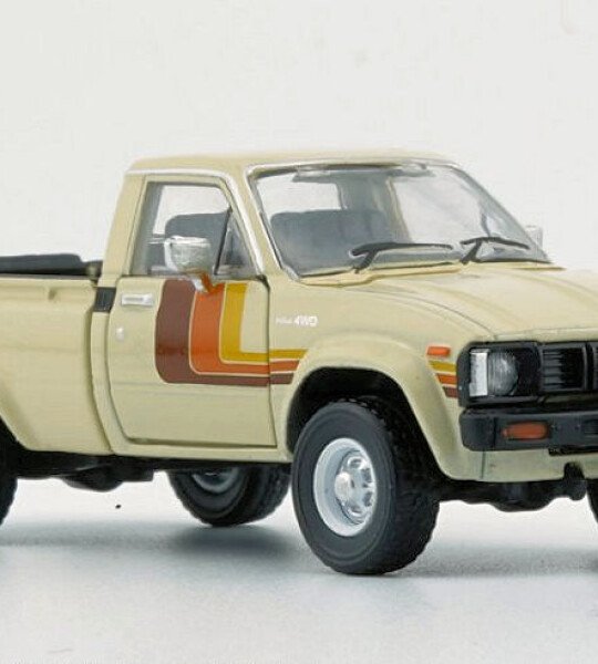 MODELO ESCALA 1:64 1984 Toyota Hilux – Single Cab Yellow