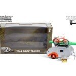 MMODELO ESCALA Greenlight 1:24 Hitch & Tow Trailers Series 6 – Teardrop Trailer in Silver with Orange Trim, Roof Rack, Bicycle, Kayak, Cooler and Picnic Basket