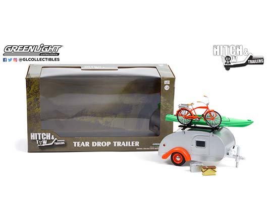 MMODELO ESCALA Greenlight 1:24 Hitch & Tow Trailers Series 6 – Teardrop Trailer in Silver with Orange Trim, Roof Rack, Bicycle, Kayak, Cooler and Picnic Basket