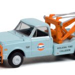 MODELO ESCALA 1:64 1969 Chevrolet C-30 Dually Wrecker - Gulf Oil 'Welding Tire Collision' (Hobby Exclusive)