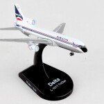 AVION A ESCALA 1/500 POSTAGE STAMP DELTA L-1011-250 - METALICO
