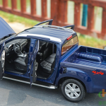 MODELO ESCALA 1/18 Dealer Edition Isuzu D-Max DMax J Truck (Blue) Diecast Car Model