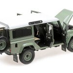 MODELO escala 1/18 del 2015 Land Rover Defender 110 HUE 166 - DEALER EDITION