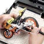 MESA DE TRABAJO TAMIYA  Japón con lupa especial con iluminación LED para pinturas, pegamentos y demás accesorios