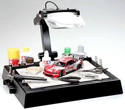 MESA DE TRABAJO TAMIYA  Japón con lupa especial con iluminación LED para pinturas, pegamentos y demás accesorios