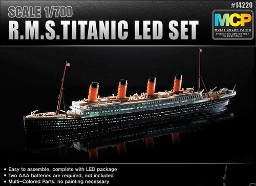 Academy MODELO PARA ARMAR A ESCALA 1/700 R.M.S. TITANIC CON ILUMINACION LED